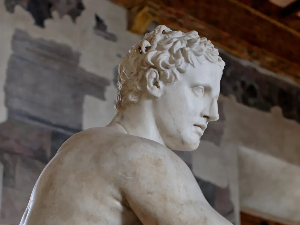 O Ares Ludovisi, estátua antiga restaurada por Bernini, no Palazzo Altemps.