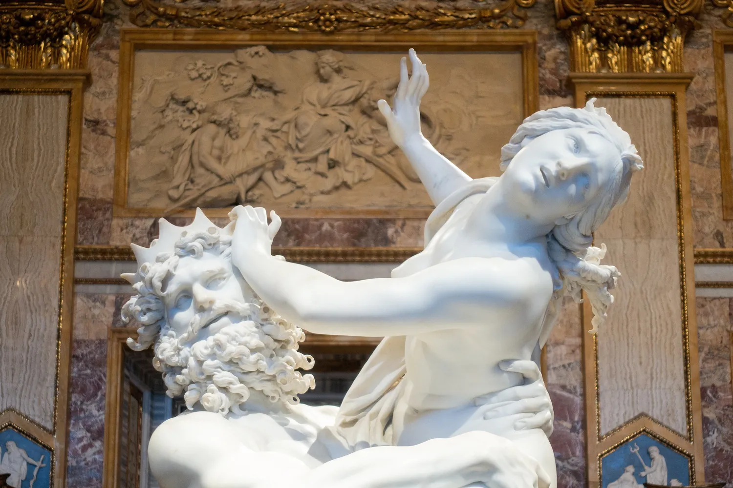 O Rapto de Proserpina, de Bernini, na Galleria Borghese: a mão de Plutão afundando na coxa de mármore.